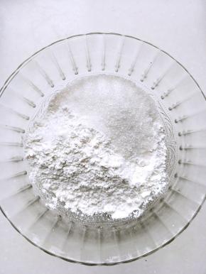 把低粉，砂糖，盐混合,
