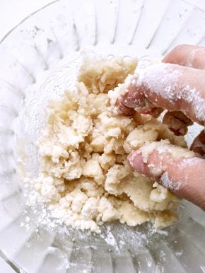 继续用淘米的手法把油和粉类抓均匀.