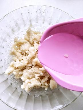 加入水，抓成团