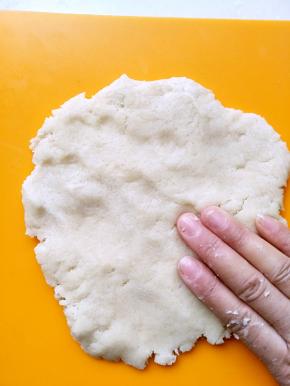 放在案板上压成薄片，  这时候有些散散的。