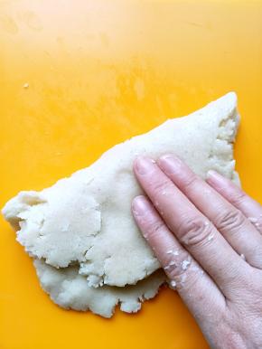 对折面团，上下左右对折都行