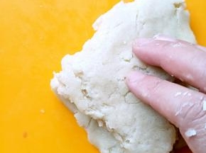 对折3-5次就可以了.最后压成1cm厚的薄片