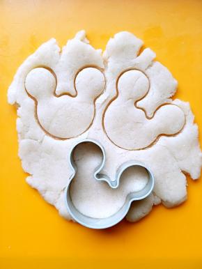 用阳晨饼干模具压出喜欢图案