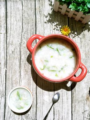 一碗好的鱼片粥你不需要多的调味剂，只需少许的盐就能让你连吃几碗！