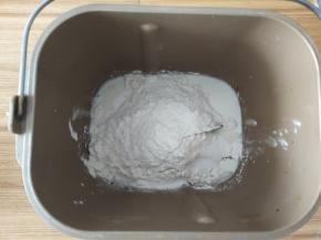 水，黄油，中粉放面包机桶内（水可以根据自己使用的面粉吸水率调整）