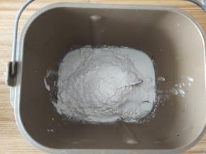 水，黄油，中粉放面包机桶内（水可以根据自己使用的面粉吸水率调整）