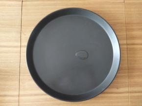 取出披萨盘抹油