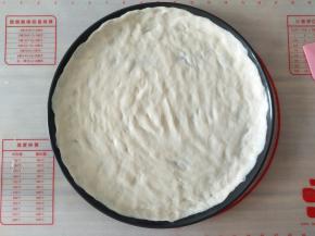 在铺开的面饼上用叉子扎上眼