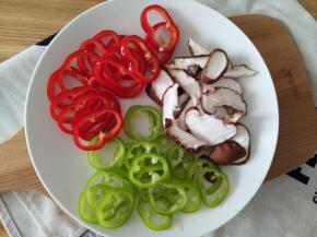 青椒，红椒和香菇切好炒一下弄干水分