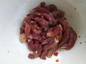 牛肉提前用盐，少许生抽，红酒腌制好