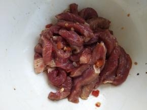 牛肉提前用盐，少许生抽，红酒腌制好