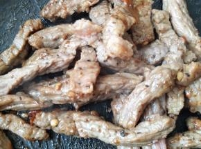 放炒锅中炒熟