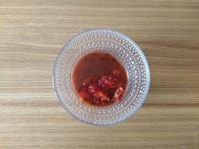 披萨酱和剁椒酱混合到一起（比例可以根据自己喜好调整，喜欢辣的可以多放些剁椒酱）