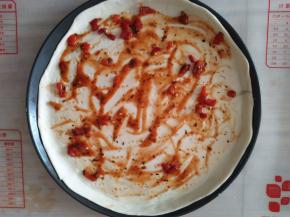 均匀涂抹到面饼上