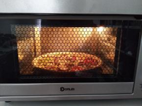 烤箱预热220度，披萨放入烤箱220度，15分钟