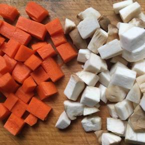 胡萝卜和杏鲍菇切成丁