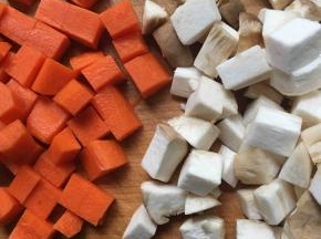 胡萝卜和杏鲍菇切成丁
