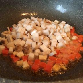 炒出香味放入杏鲍菇翻炒均匀