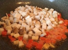 炒出香味放入杏鲍菇翻炒均匀