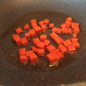 热油放胡萝卜丁先炒