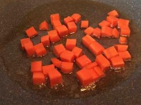 热油放胡萝卜丁先炒