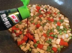 加盐加料酒加鲜露翻炒