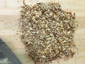 核桃用微波炉叮熟后切碎备用。