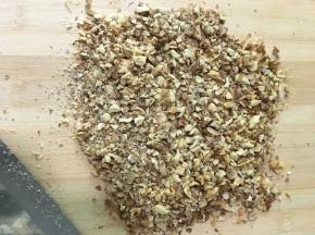 核桃用微波炉叮熟后切碎备用。