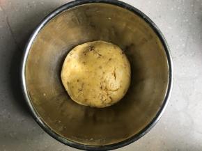 搅拌均匀至顺滑可以拍成团，密封松弛15分钟左右。