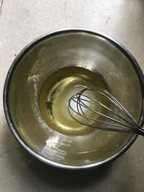 油、盐、糖用手抽搅拌均匀。