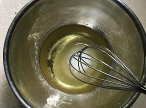 油、盐、糖用手抽搅拌均匀。