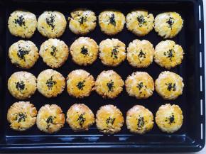 烤箱预热后设置180度，中层烘烤16分钟左右即可出炉。