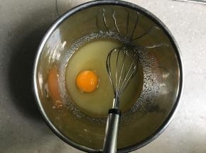加入一个鸡蛋继续搅拌均匀。