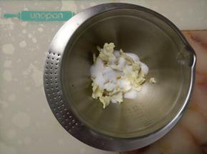 黄油软化后加入细砂糖。