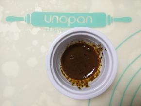 速溶咖啡用一小勺热水调匀备用。