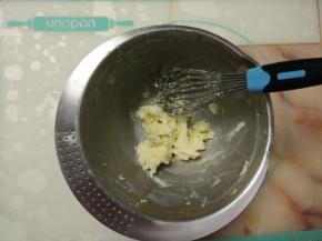 用手动打蛋器打至砂糖溶化。