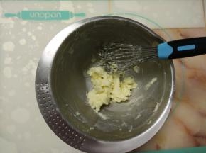 用手动打蛋器打至砂糖溶化。