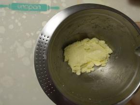 搅拌均匀再加入下一部分，以免油水分离。