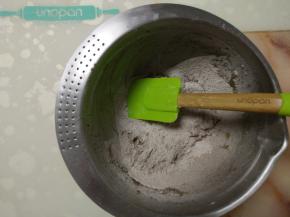 加入咖啡液拌匀后，低筋面粉+可可粉+小苏打混合筛入盆里，切拌均匀。