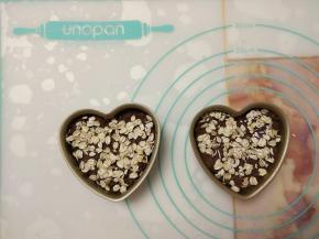 挤入模具八分满，表面撒上麦片。