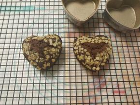 出炉后脱模放晾网上晾凉。