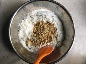 筛入低粉、倒入核桃碎、小苏打等，用硅胶刀搅拌均匀。