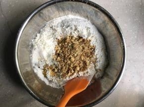 筛入低粉、倒入核桃碎、小苏打等，用硅胶刀搅拌均匀。