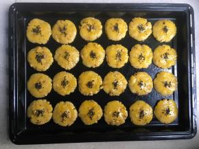 刷蛋液后再撒点黑芝麻在饼中心做装饰。黑芝麻要提前叮熟。