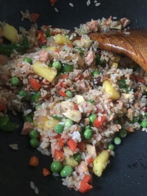 炒熟的炒饭红黄绿相间、粒粒分明。