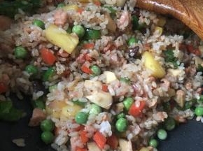 炒熟的炒饭红黄绿相间、粒粒分明。