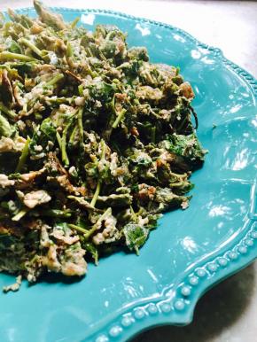 炒至鹅蛋变金黄色、香椿芽熟后捞出盛盘即可食用。