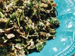 炒至鹅蛋变金黄色、香椿芽熟后捞出盛盘即可食用。