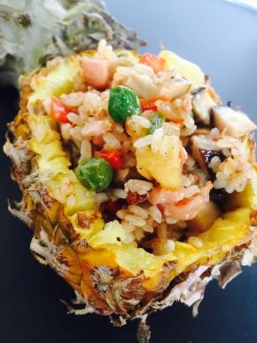 菠萝味十足，满屋清香扑鼻，味道鲜美可口，是孩子最爱的。