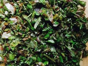 香椿芽去掉根部，洗净切碎末。